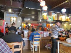 臼杵から唐津へ向かう途中、大分駅でちょうどお昼時に。あまり時間もないので駅から見えていた「おめでたい」という名のラーメン屋さんへ。

なかなかの客入りです。