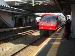 新鳥栖からは「みどり１５号」です。

みどりなのに何故か赤い車両が。。。

