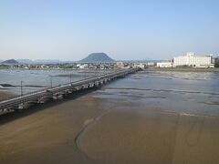 今夜の宿は唐津第一ホテルリベール。

最寄り駅は西唐津ですが、めんどくさいので唐津でそのまま降りてタクシーに。実はこれは大正解でした。

すぐ部屋にあがって窓を開けると。。。おお、いい眺め！