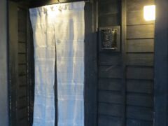 例によって一風呂浴びてさっぱりし、タクシーで向かった先はこちら。九州では評判の寿司屋、「つく田」さんです。嫁が知り合いから推薦されたそうな。

中はカウンターのみ、どこに座りましょう、と聞くと「今日は他にお客さんもいないんでお好きなところへ」と。あらら、じゃぁ、と真ん中に。

途中で中国人らしき二人連れが入店。ご主人が英語で相手をされていました。さすがにこういう店に来る客は、中国人でもマナーをこころえていて、大声で話したりはしませんね。まぁ、出てくる度に一眼レフとスマートフォンでいちいち写真を撮ってはいましたが。

どうも寿司屋でいちいち写真を撮る気にはなれない私達ですが、気が散らないのかねぇ。...