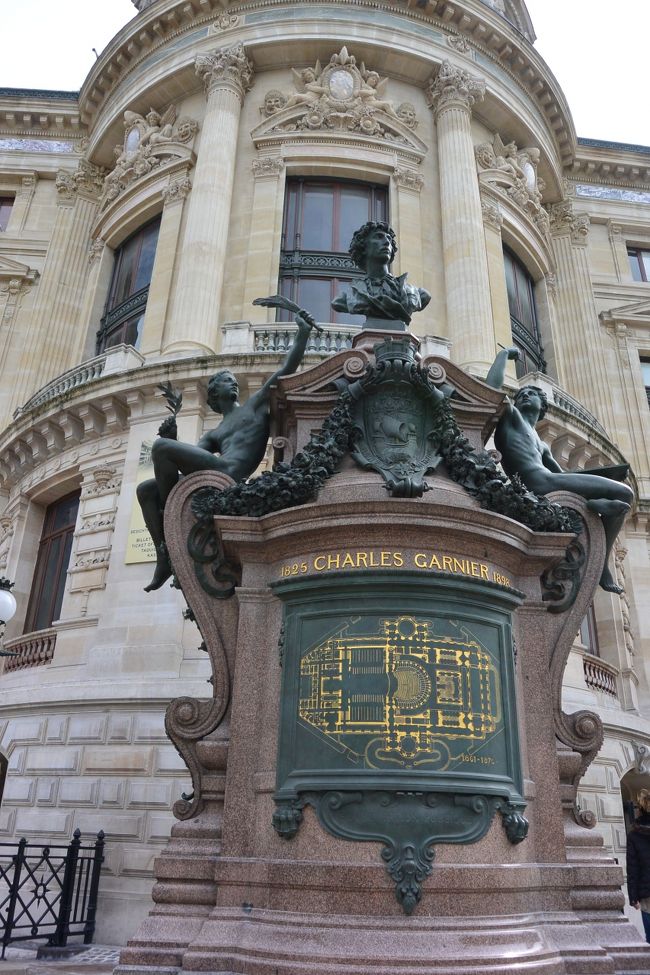 オペラ・ガルニエへ〜<br /><br />見学入り口にあるシャルル・ガルニエの像