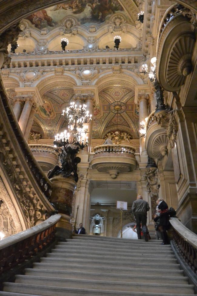 うわうわうわ〜〜〜<br /><br />スゴイです！<br />去年、ブタペストでオペラ座の内部見学したけど、<br />豪華さが全然違うo(^▽^)o<br /><br />この階段を登ると<br /><br />