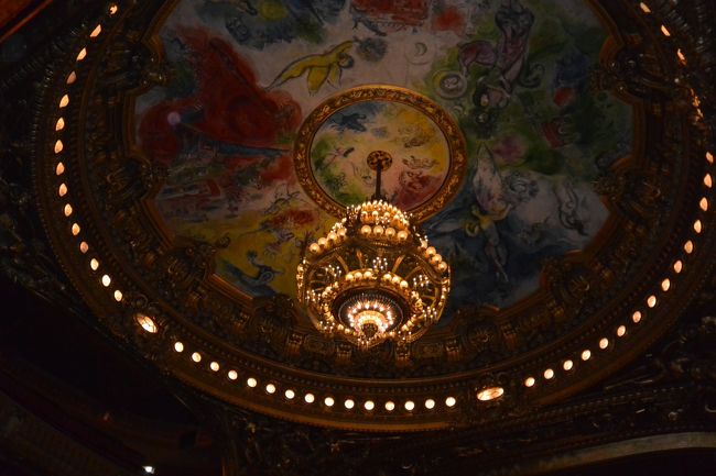 劇場ホールのシャガール作の天井画。