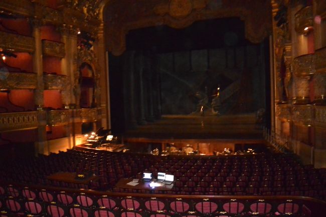 続いて劇場ホールへ。