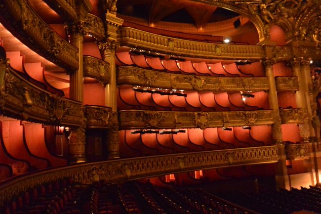 劇場ホール。<br /><br />金の装飾と赤い椅子が豪華すぎます。<br />あまり興味はないんだけど、、、<br />こんな所で見るバレエは感激するのかもね(^^;;