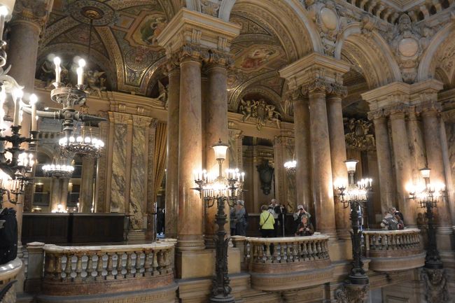 階段を上がった所。<br />大理石の柱もゴージャス感がハンパない。。。