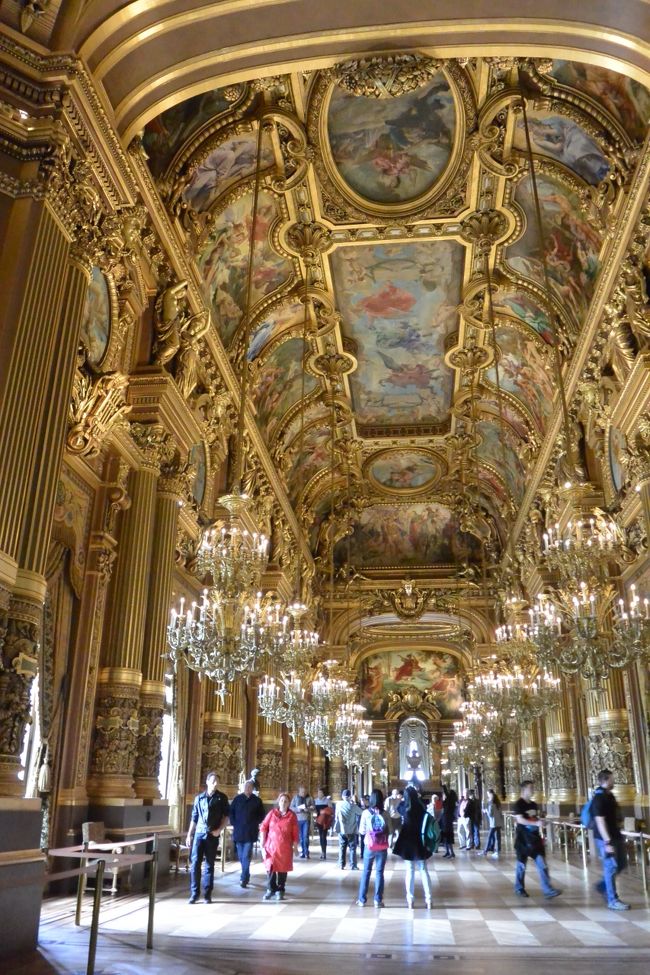 豪華絢爛な<br />オペラ座の大広間（≧∇≦）<br /><br />Grand　Foyerとよばれるこの広間が圧巻！！！<br />ここはベルサイユかと錯覚します(笑)<br /><br />ベルサイユ宮殿の鏡の回廊をイメージして<br />つくられたというだけあってすごく似てます。