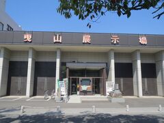 お次は唐津くんちの曳山を展示している、曳山展示場へ。入場料300円を払って中に陳列してある曳山を見せてもらいます。

唐津くんちもいつか見てみたい祭りの一つですが、それはまぁ、そのうち日本に住むようになってから。いったいいつのことやら。