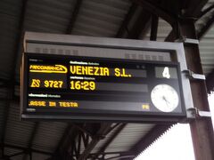 2都市目：Verona（ヴェローナ）到着！ @Verona Porta Nuova
ほぼ定刻だったはずです。2等車でしたが、快適でした！