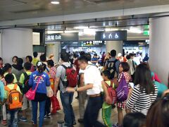 5/1
関子嶺温泉に向かうべく、台北から新幹線に乗ろうとすると、、、
駅が人でいっぱい！5/1のメーデーは台湾でも連休なのだ〜。

ホームに入るのに整列して待機です。


