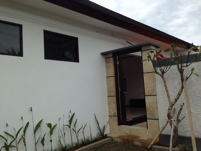 少しのんびりしてから、売出し中のヴィラを見に行きました。<br />買うつもりはないですけど💦<br />知り合いが売っているんですが、知り合いは今バリ島にいないため、管理をしているマデさんに案内してもらいました。<br />サヌールビーチから車で10分くらいでしょうか・・・<br />住宅街の中にあり、静かな立地です。