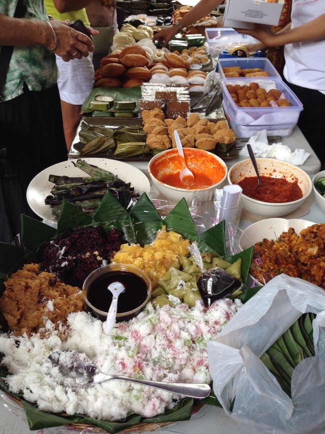 ケサディーヤを焼いていたり、ナシチャンプルもおかずが豊富、スイーツも充実しています。<br />その他、オーガニック野菜、お洋服、食器、アクセサリーなども売ってます。