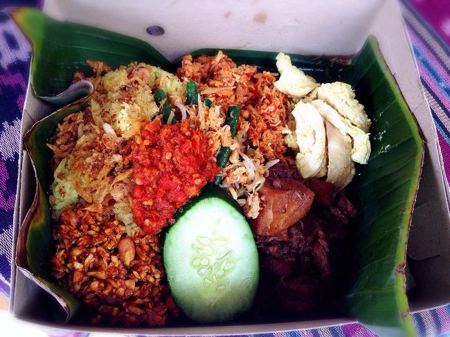 私はナシチャンプル（スペシャル）卵抜きを注文しました。<br />ホントはこれにゆで卵１個つきます。<br />400円くらい。<br />観光客向けなので、ちょっと高級なナシチャンプルです。※ワルン（食堂）だと200円くらいです。<br />Cafeのテーブルで食べていいんだけど、とっても混んでいて満席だったため、お持ち帰りにしました。