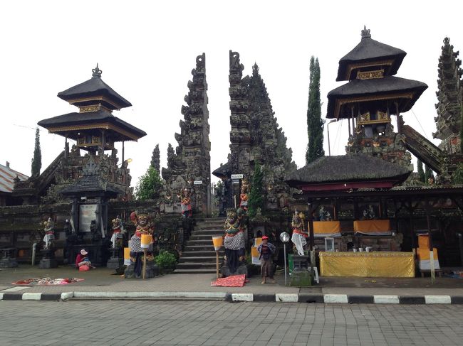 3日目<br />カーチャーターで観光に出発！<br />お天気がイマイチですが、まだ行っていない所で・・・<br />まずは、バトゥール寺院<br />サロンは10000Rp（100円）で借りれると聞いてたのに、50000Rpと言ってきた。<br />10000Rpを無理やり握らせ、てれまかし〜と言いながら強引にサロンを奪い取る（笑）