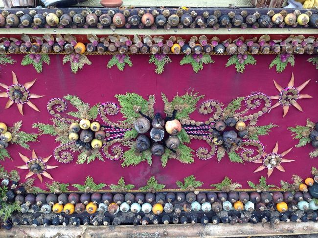 お祭りの後らしく、お祭りの残骸が・・・<br />これは、全部果物で出来てます。匂いがぁ・・・イッちゃってます😱