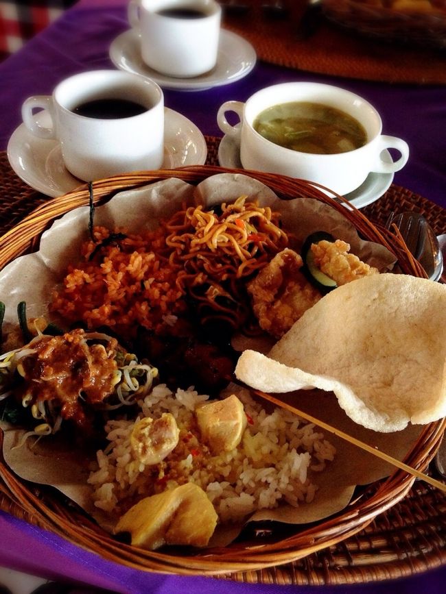 ランチは、お天気なら景色が素晴らしいビュッフェスタイルのレストランで。日本人の観光客もちらほらと。。。<br />テラスは寒いので、中の席に座りました。<br />しばらくすると、ゲリラ豪雨。テラス席は撤収〜<br />ビュッフェは、ミゴレンやサテ、ガドガドにカレーなどなど