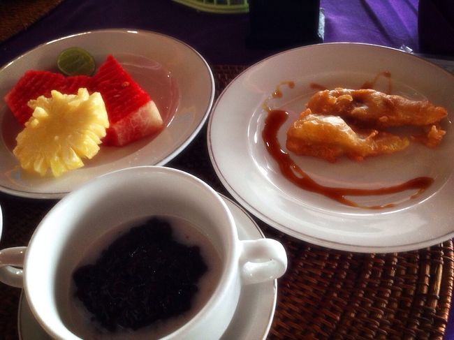 スイーツは、甘いお米に練乳かけたやつとバナナのフライ<br />甘いお米のは、あまじょっぱくて桜餅みたいな感じです。<br />バナナのフライは普通に美味しい💕