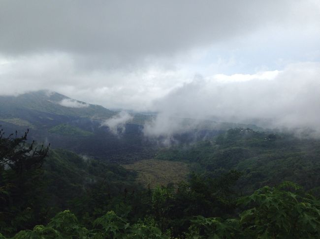雨も止んだので、すこーし粘ってみたけど、これ以上のお天気の回復が期待できないので<br />出発することにしました。<br /><br />少し雲が切れてバトゥール湖が見れました。