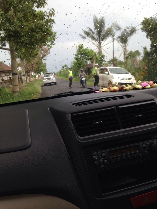 バリの検問。<br />免許証のチェックだそうです。