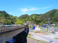 午前11時すぎの『田野畑駅』から久慈駅方向の景色。
トンネルから、電車が見えてきました！
