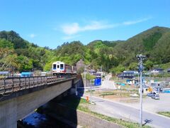 【北山崎】へ行く観光タクシーは、電車の到着時刻に合わせてあるようです。

この電車は、久慈10:35発・田野畑11:25着。
観光タクシーは・・・田野畑駅、11:30発。

他も8:55発　10:10発　13:10発　14:05発　16:00発　が、あります。

でも・・・【鵜の巣断崖】へ向かう観光タクシーは
１３:１０発の１便だけ！！

どーーしても、この時間が引っ掛かった。
最後の最後まで、他の方法で午前中に【鵜の巣断崖】へ行く事を考えたのだが・・・
