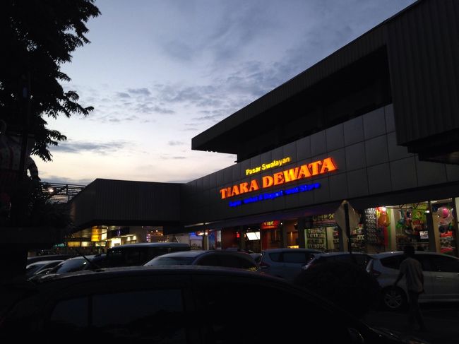 帰りにデンパサールの大型スーパーで買い出し。<br />お土産になりそうなものは、ここで済ませちゃいます。