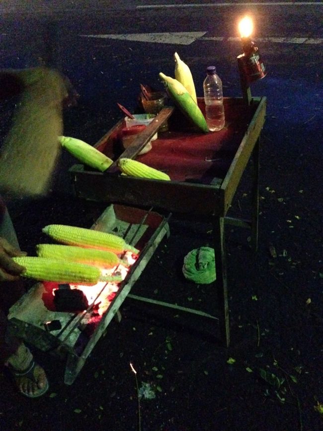 そして、デンパサールの公園横の焼きトウモロコシ屋さんで、焼きトウモロコシを頂きます。<br />１本50円。