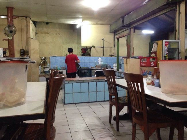 夜ご飯は、サヌールのバイパス沿いのマックの隣の隣の隣くらいのサテ屋さんで。