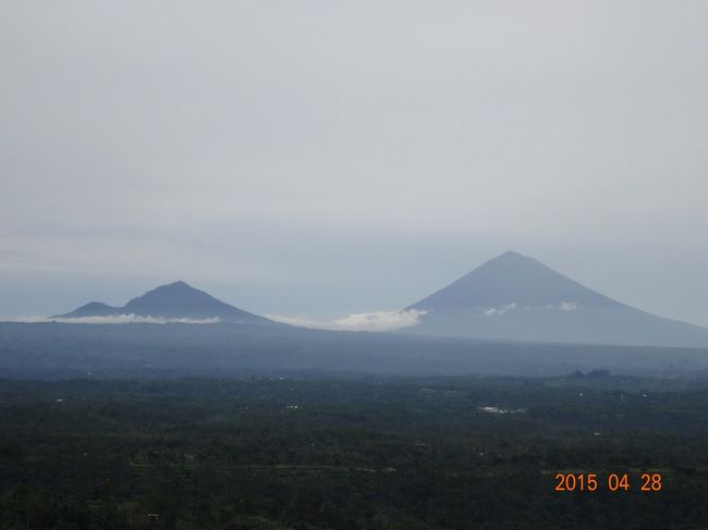 4日目<br />本日もカーチャーター！<br />行きたいところは・・・<br /><br />シンガラジャにあるバンジャール温泉を目指します♪<br /><br />途中、アグン山が綺麗にみえる場所で休憩。