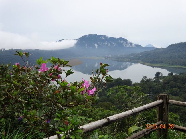 続いて、ブヤン湖とタンブリガン湖を見下ろす場所で休憩。