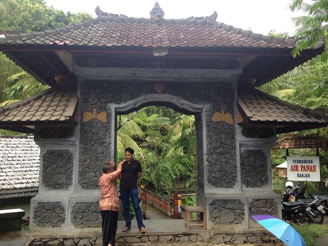 そんな村々を通過して、目的地のバンジャール温泉に到着！<br />入場料は3000Rp（30円）<br />有料ですが（確か2000Rp）ロッカーもあります。