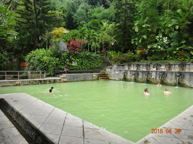 水着着用だし、ぬるくて、深いところで２Mあるので、温泉プールって感じです。<br />上は下より少し熱いです。<br />