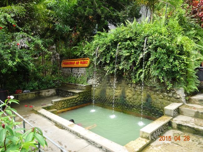 打たせ湯もあって、いい感じ。<br />日本人は私一人でした。<br />後は、カナダ人、フランス人、オーストラリア人にバリ人。<br />異文化コミュニケーションです。<br />そんなに混んでいなくて快適でした。<br />