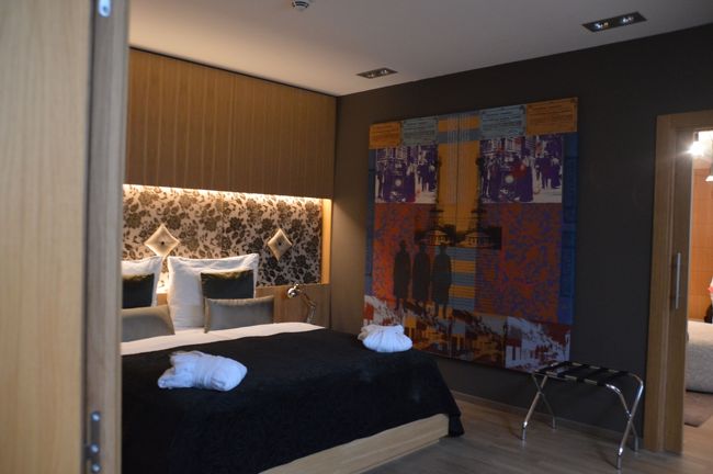 ダブルベッド。ちゃんとドアー付きで奥にバスルームが続く。