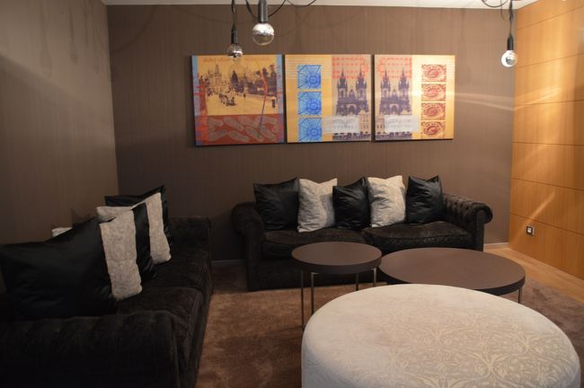 ホテルは旧市街にあるアパートメントタイプ。<br />３人で二部屋とるのと値段が変わらなかったのでこちらにした。１泊５１０００円、朝食つき。プラハはちょっと高いかな。<br />これはリビング。