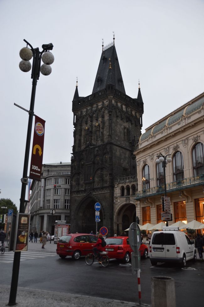 さて、とりあえず夕食を取りにお出かけ。<br />近くの火薬塔を通り過ぎる。元々は１５世紀に建てられた城壁の門の一つ。１７世紀に火薬倉庫として利用された。