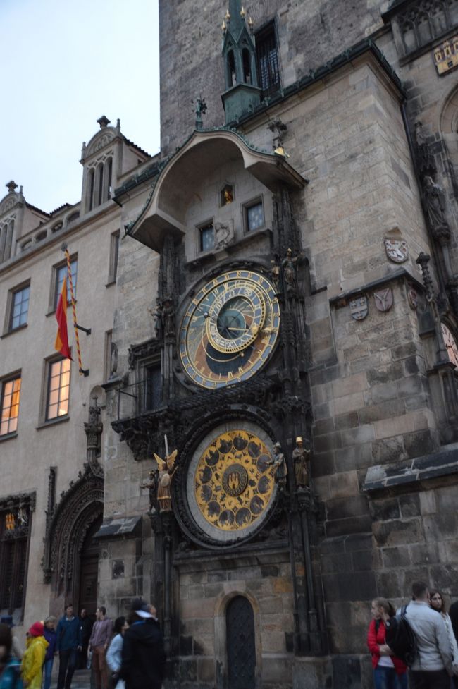 その横にある天文時計。明日もう一度、動いている時に見る予定。