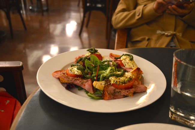 これは前菜。メニュー見てもイメージがわかないため適当に注文して食べる。<br />注文してから、私たちにはちょっと多すぎる？とウエイターに聞いたらちょっとね、と言われた。まぁいいかとそのまま注文。