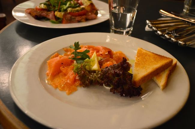 サーモンの前菜。これも美味しいがいずれも量が多くてこの先食べきれるかと不安になってくる。