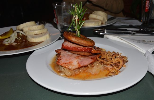 メインディシュ。これはローストポーク？。この歳でこんなにお肉はたべれない。女の子にどんどん食べて、と言うも無理とのこと。