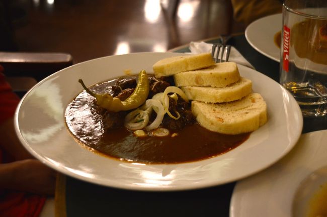 グラーシュ？のようなメインディシュ。クネドリーキ(ゆでパン）付き。おいしいからつい食べてしまう。