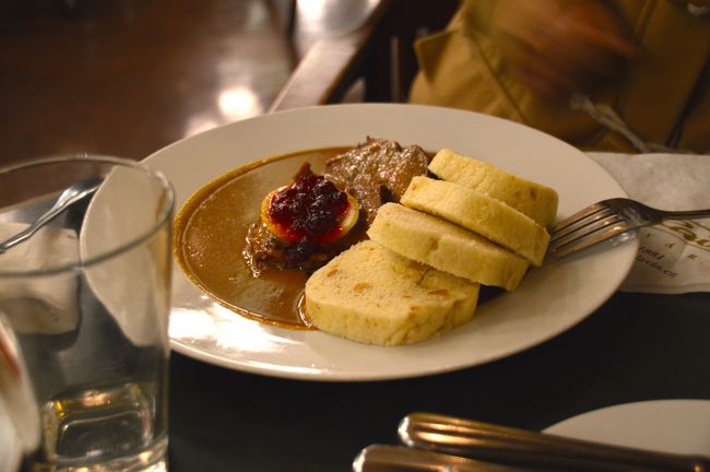 これもよく似たもの。<br />いずれも３人では食べきれず。これからは前菜が一つにメインディシュ二つで十分とわかった。あまりに残しすぎたのでそおっと隠して持ち帰る。<br />しかし３人で１３６０KC。安い。<br />帰りはそこから流しのタクシーを拾って帰る。問題なく安心して乗れた。