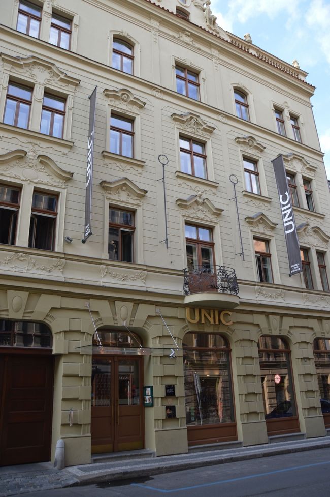 　空港ではMiniバスを利用するつもりだったが、場所がわかりにくく結局タクシー利用。８６５KC（約４５００円）。カウンターで聞いてた時は７００CKぐらいといっていたが。<br />　走り出していきなり１１０km／h　出して、高速では１３０km。迫力満点。でも支払いはメーターできっちり。プラハのタクシーは特に怖くもなく、安心して乗れた。<br />　これはホテルの外観。