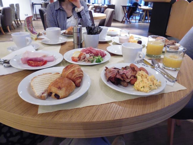 無事ホテルに戻って休む。<br />これは朝食のビュッフェ。生ハムもその場で切ってくれるし、いろいろあって美味しかった。<br />思いっきり食べて、燃料補給。