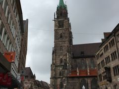 中央駅に戻り、駅前から伸びるKonig Straße（ケーニッヒ通り）を歩いて行くと、最初にあるのが聖ローレンツ教会（Sankt Lorenz Kirche）。