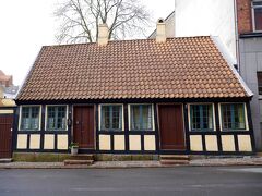 アンデルセン公園の近くにある、子供時代に住んだ家。かなり傾いています。
アンデルセン博物館のチケットを提示すると無料で見学できます。