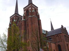 デンマーク初の大寺院、世界遺産のロスキレ大聖堂。コペンハーゲンに入って以来、大きな建物を見ていなかったので（市内には市庁舎よりも高い建物がない）その大きさに圧倒されます。