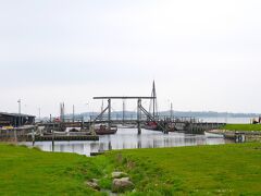 ロスキレ・フィヨルドに出ました。跳ね橋の向こうが（そうは見えないですが）フィヨルドです。このあたり一帯がヴァイキング船博物館の施設になっています。