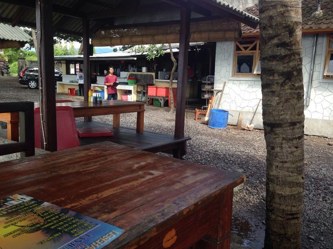 ランチはロビナビーチでイカンバカール（焼き魚）<br />お店は、Ikanbakar Tanjung Alam.