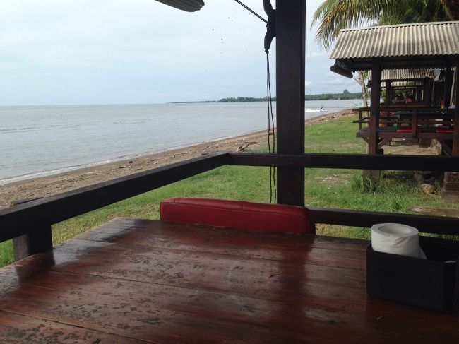 ビーチ沿いで客は地元の人しかいませんでした。<br />